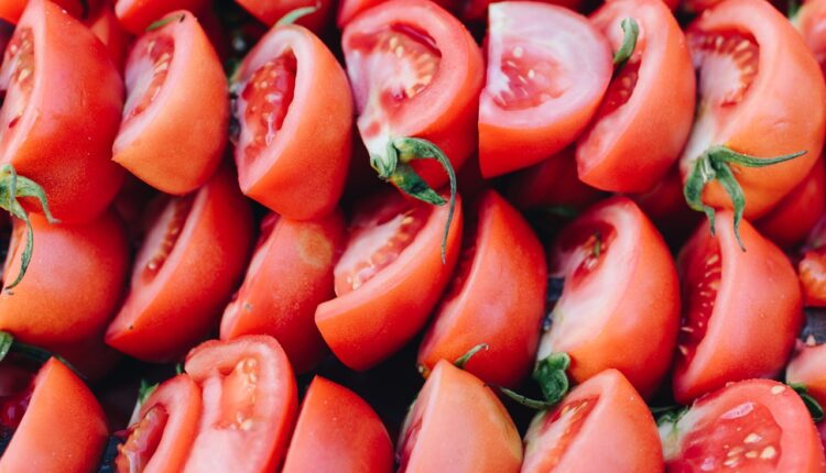 Ovakvu paradajz salatu niste probali: Ukus će vas oduševiti, a tajna je u jednom sastojku