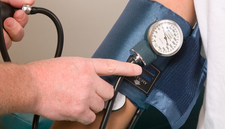 Prvi pokazatelj da imate hipertenziju: Lekari kažu da ovaj simptom koji ne smete ignorisati