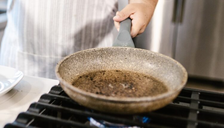 Jeftini sastojak iz kuhinje efikasnije čisti zagorele sudove od sode bikarbone, bez muke zablistaće kao novi
