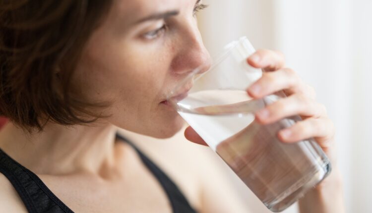 Da li je zdravo piti vodu pre spavanja? Evo šta kažu stručnjaci