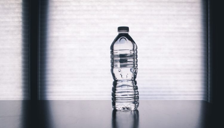 Imate naviku da vodu hladite u plastičnoj flaši? Prvo pogledajte dno flaše i oznake na njemu