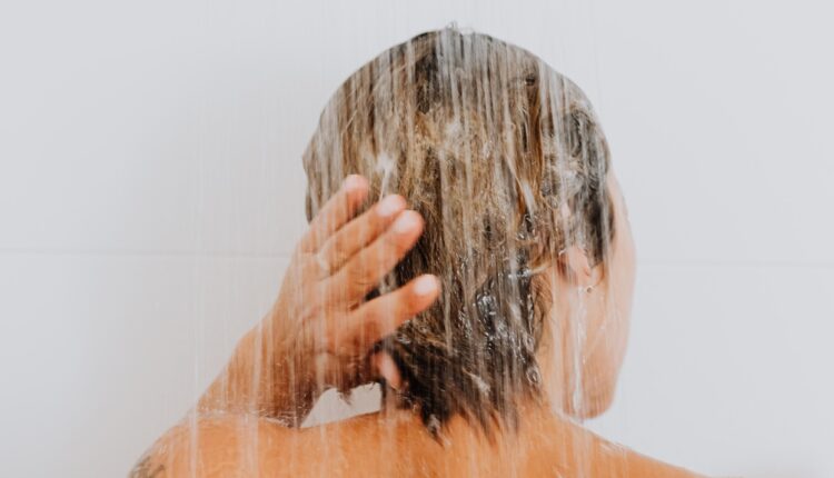 Ko-vošing je najnovija metoda pranja kose, a evo u čemu je trik