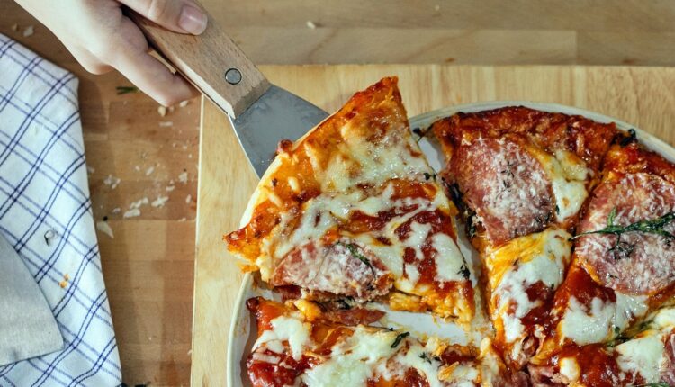 Stručnjak otkrio najbolji savet za podgrevanje ostataka pice: Korica će ostati hrskava