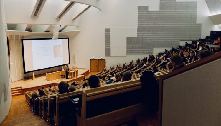 Profesor genijalnim trikom uhvatio 14 studenata kako varaju na ispitu