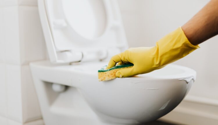 Umorni ste od konstantnog čišćenja WC šolje? Uz ovaj trik od 50 dinara sve žute mrlje nestaju za tren