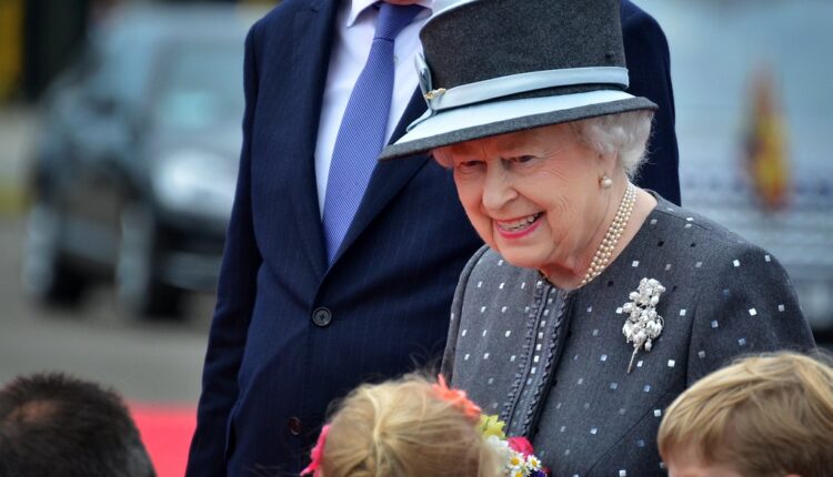 Kraljica Elizabeta II se jedne stvari nikad nije odricala, nosila je i na Filipovoj sahrani
