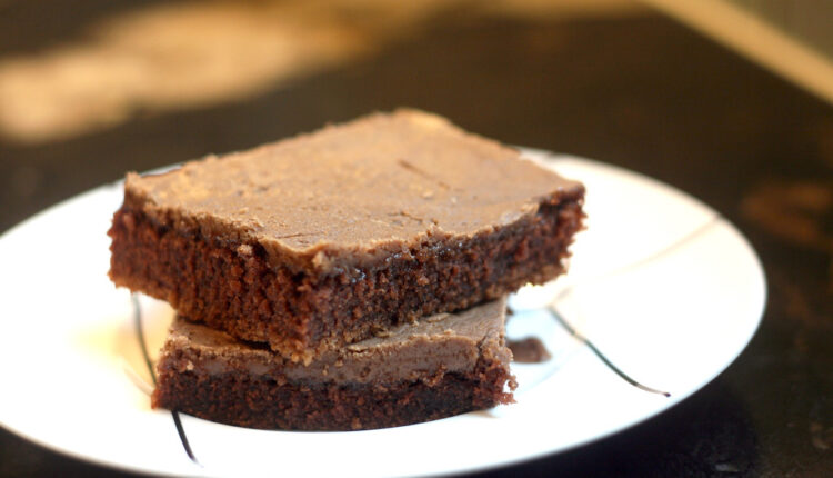Recept za najlakši čokoladni kolač: Od samo 3 jeftina sastojka, a pravi se u blenderu