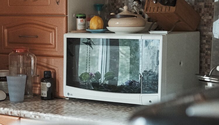 Seckajte luk bez suza: Evo za šta sve može da se upotrebi mikrotalasna, olakšajte život ovim trikovima Seckajte luk bez suza: Evo za šta sve može da se upotrebi mikrotalasna, olakšajte život ovim trikovima