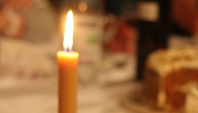 Ne bacajte je: Evo šta treba da uradite sa svećom posle slave