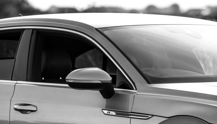 Nisu samo ukras: Znate li čemu služe crne tačkice na vetrobranskom staklu automobila? Nisu samo ukras: Znate li čemu služe crne tačkice na vetrobranskom staklu automobila?