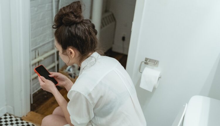 Da li koristite telefon dok ste na WC šolji: NIiste ni svesni kakva opasnost vreba