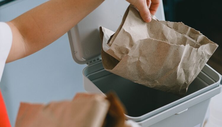 Nema potrebe da je bacate: Evo kako da očistite kantu za smeće i rešite se smrada