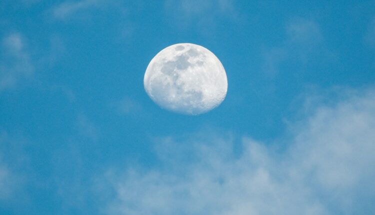 Da li se zapitate zašto Mesec možemo da vidimo i tokom dana? Razlog je logičan