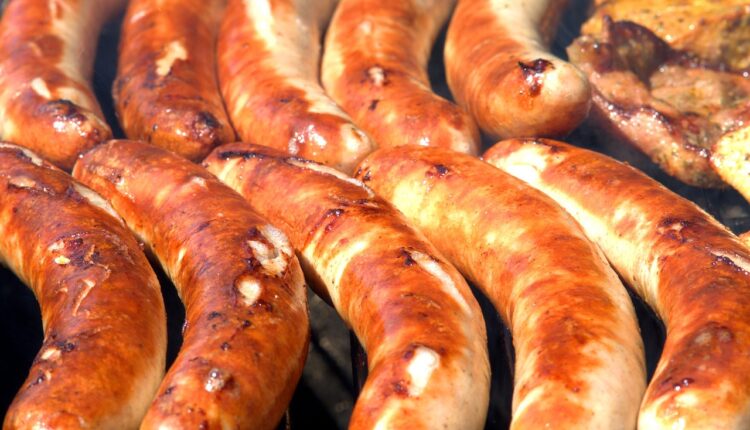 Pre prženja kobasica ovo morate da uradite: Svi prave 1 grešku za koju niko nije čuo Pre prženja kobasica ovo morate da uradite: Svi prave 1 grešku za koju niko nije čuo