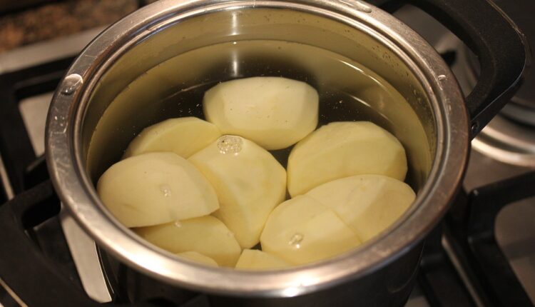 Dodajte 3 prosta sastojka i dobićete najbolji kuvani krompir koji ste probali!