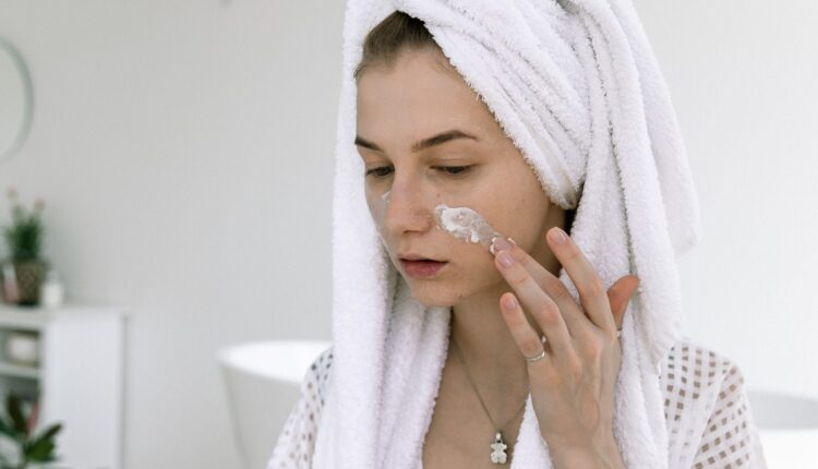 Žene u Japanu zbog ove maske imaju savršeno glatku kožu: Maska za lice koje briše bore oko očiju