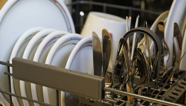 Kladimo se da ste pogrešno koristili mašinu za pranje sudova: ‘To je skupo i može izgrebati posuđe’