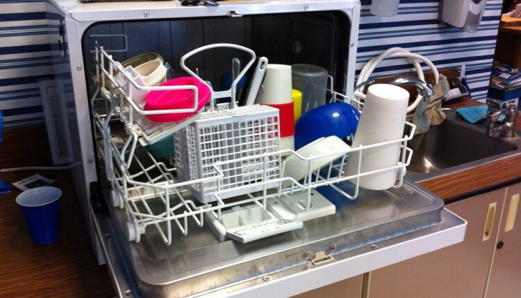 Ove 4 stvari NIKADA ne stavljajte u mašinu za sudove
