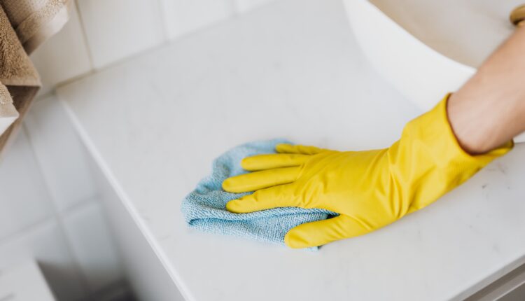 Stari i provereni trik za čišćenje lavaboa: Uz pomoć ova 3 sastojka sve će zablistati za samo 1 minut