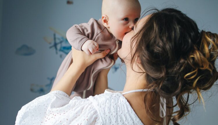 Mame i njihove bebe često dele mesec rođenja, naučnici misle da znaju zašto