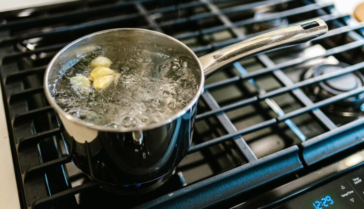 Kuvanje vode na šporetu, mikrotalasnoj ili kuvalu za vodu: Jedan uređaj će potrošiti najmanje struje