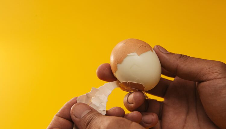 Mnogi ne znaju kako pravilno skuvati jaja, dodajte ovaj sastojak i rešićete se muka zauvek