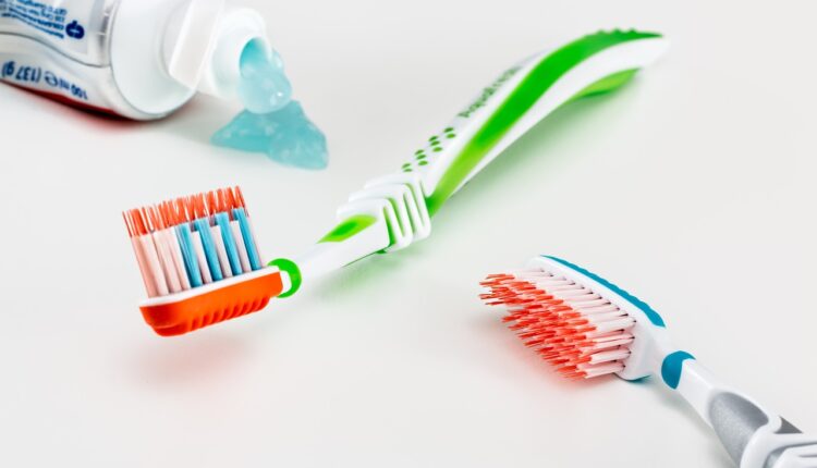NIJE SVEJEDNO: Da li da prvo nakvasite četkicu ili iscedite pastu za zube?