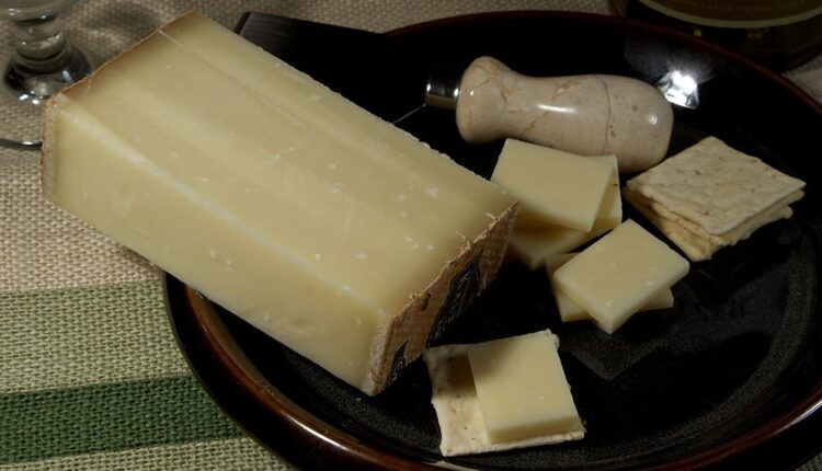 Kako lako da prepoznate lažni sir: Ovo mnogi zanemaruju, a znaci su da je pun hemije