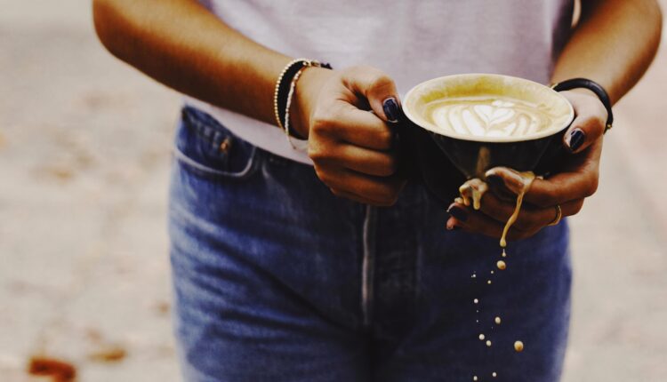 Jeftino i brzo rešenje: Evo kako da uklonite fleke od kafe