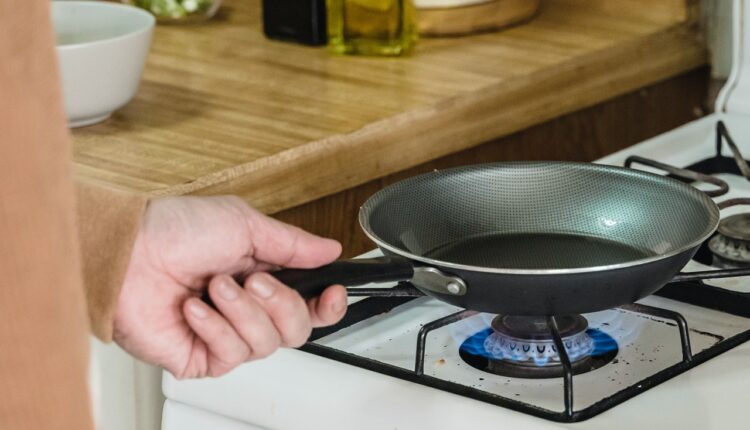 Iskrivio vam se nov i ne baš jeftin tiganj: Uradite samo jednu stvar i odmah će se izravnati