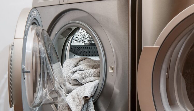 Sve dlačice sa odeće će nestati: Stavite ovo u bubanj veš mašine i bićete oduševljeni nakon pranja