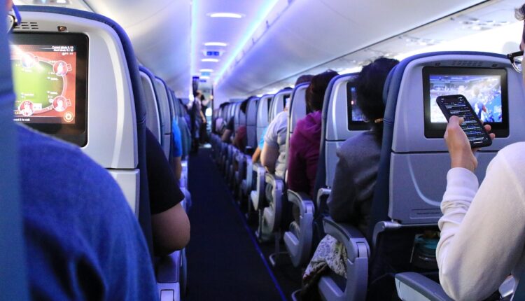 Stjuardese otkrivaju: Koje je NAJPRLJAVIJE mesto u avionu, a nije WC?