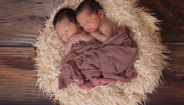 Istraživanje dalo odgovor: Evo zašto starije žene češće rađaju blizance
