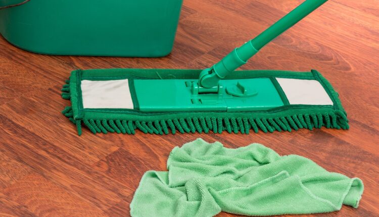Spas za domaćice: Metoda sa džogerom i jednim odevnim predmetom bolje skuplja prašinu od usisivača!