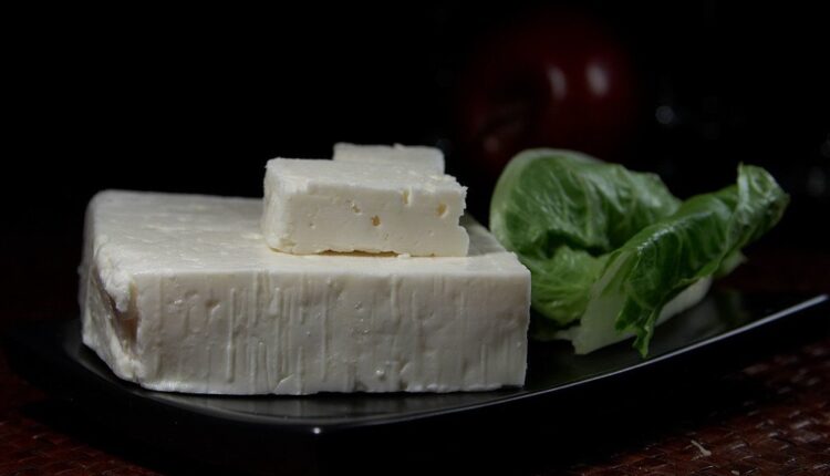 Možda je grčki, ali „uspeva“ i u Srbiji: Napravite sami feta sir Možda je grčki, ali „uspeva“ i u Srbiji: Napravite sami feta sir