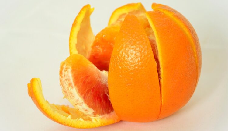 Svi bacate koru od pomorandže, a ne znate koliko je korisna za vaše biljke i domaćinstvo