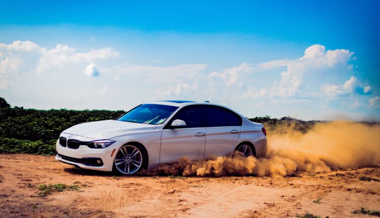 Pokušao da driftuje novim BMW-om, pa upao u jendek (video)