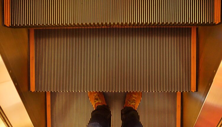 Da li znate najvažnije pravilo na pokretnim stepenicama? U Srbiji ga niko ne poštuje…