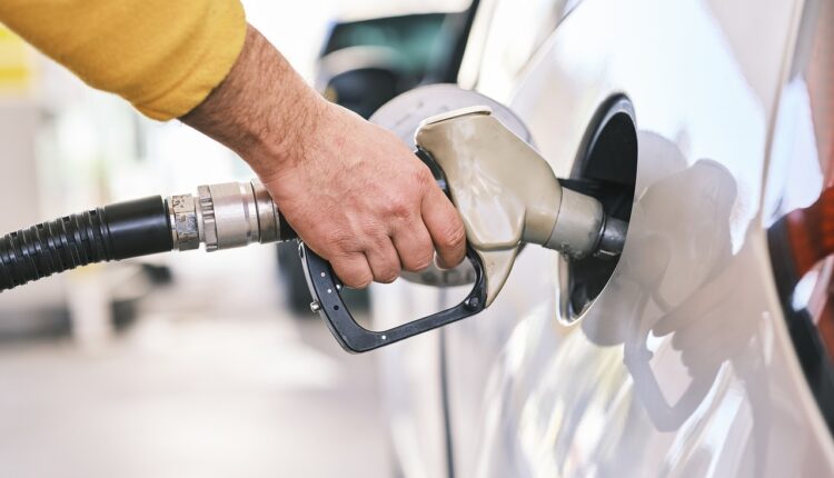 Pre točenja benzina dotaknite automobil: Može vam spasiti život