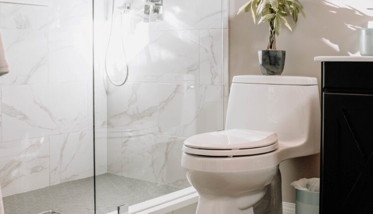 Kupatilo može da blista i bez ribanja: Samo ubacite ovo u WC šolju, sav kamenac i bakterije će nestati