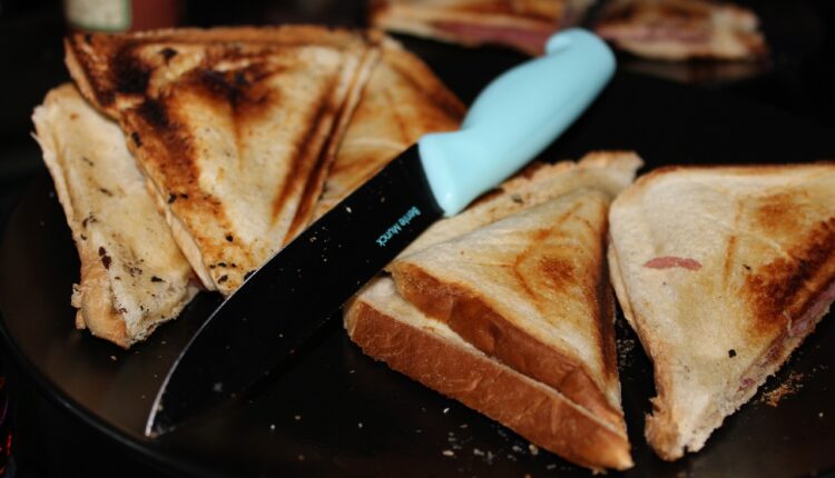 Čitavog života tost jedemo potpuno pogrešno! Ovako će biti garantovano ukusniji!