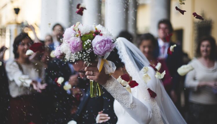 Zašto mlade bacaju bidermajer na venčanju? Nije ono što smo svi mislili…