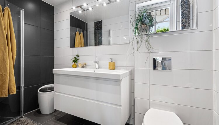 Trik za blistave fuge i začepljene odvode: Evo kako očistiti najgora mesta u vašem kupatilu