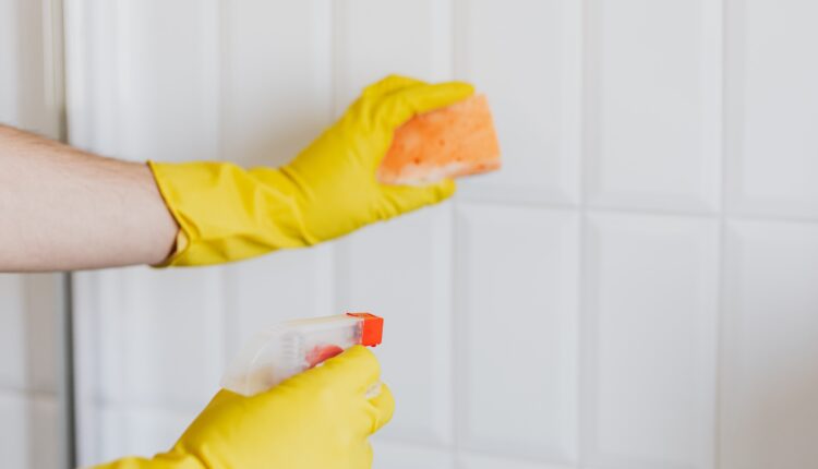 Kako očistiti i izbeliti fugne u kupatilu i kuhinji: Samo pomešajte ova 3 jeftina sastojka i gledajte magiju