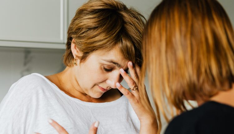 Snaja zatekla svekrvu kako u njihovoj spavaćoj sobi radi bizarnu stvar: ‘Noge su mi se odsekle, ali sad je prekasno’ Snaja zatekla svekrvu kako u njihovoj spavaćoj sobi radi bizarnu stvar: ‘Noge su mi se odsekle, ali sad je prekasno’