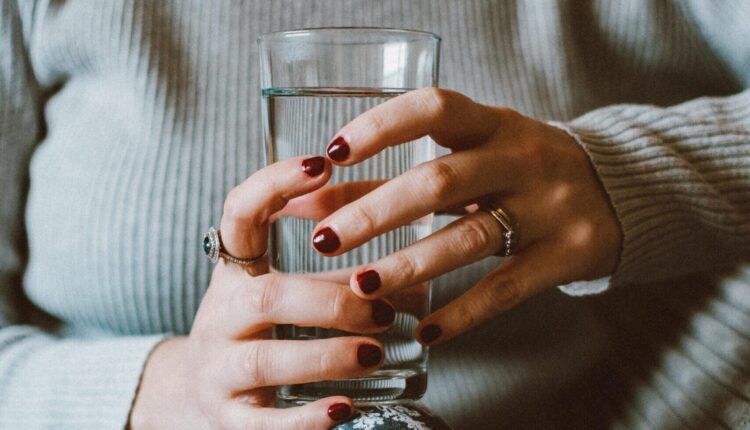 5 stvari koje se događaju u telu ako popijete čašu tople vode pre spavanja