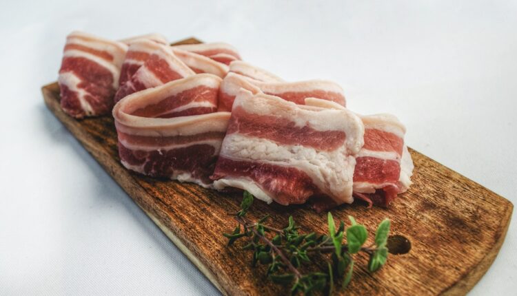 Omiljena hrana Srba je zapravo zdrava: Nutricionistkinja otkrila zašto je dobro jesti svinjsku mast, slaninu i luk