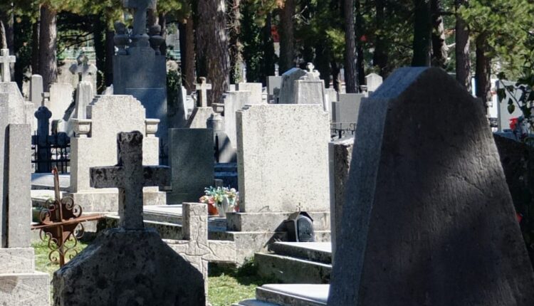 Znate li da jedan običaj na sahranama u Srbiji predstavlja veliki greh? Znate li da jedan običaj na sahranama u Srbiji predstavlja veliki greh?
