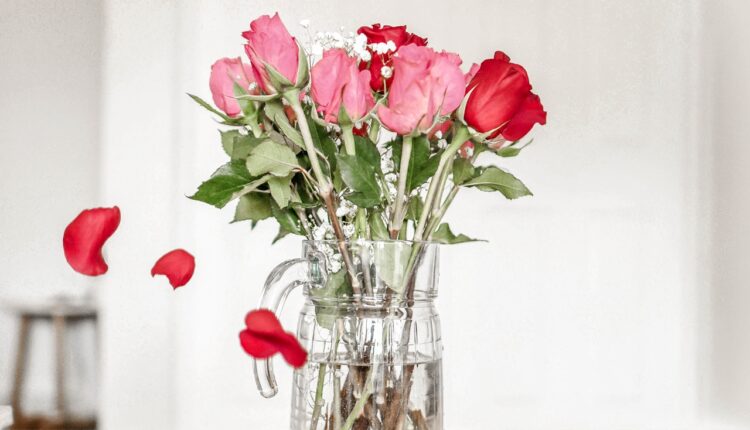 Trikovi uz koje će vam cveće u vazi trajati duže nego ikad pre