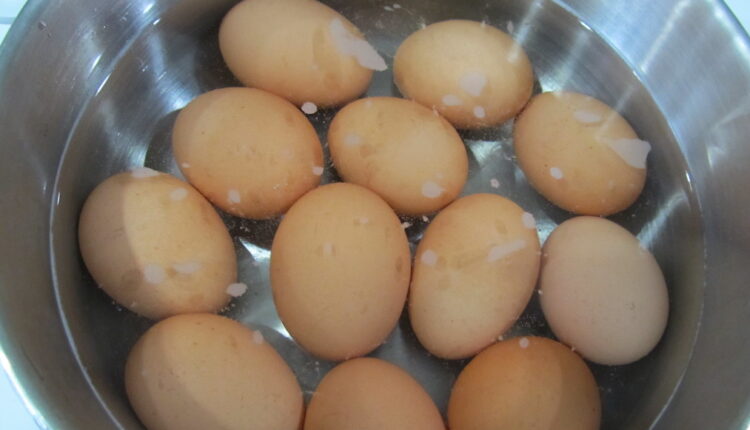 Trikovi za savršenu uskršnju trpezu: Kako da skuvate jaja, a da ne popucaju